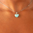 Cargar la imagen en la vista de la galería, Colgante de Corazón de Larimar en Plata 925 – Tamaño Mediano, Edición San Valentín.
