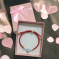 Cargar la imagen en la vista de la galería, Pulsera Roja de Larimar con Cordón Ajustable en Oro Laminado  Edición San Valentín
