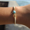 Cargar la imagen en la vista de la galería, Pulsera Blanca de Larimar con Cordón Ajustable en Oro Laminado  Edición San Valentín
