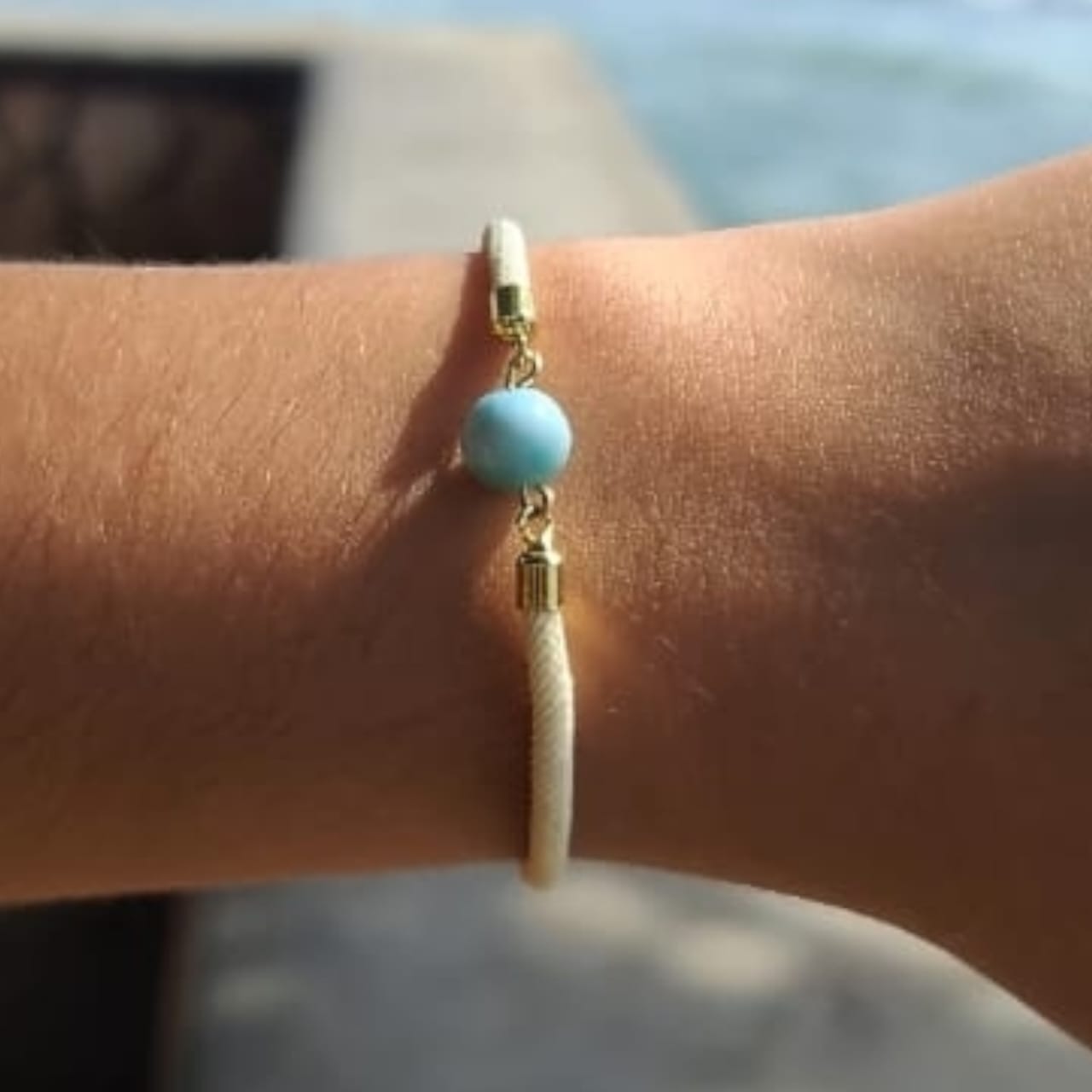 Pulsera Blanca de Larimar con Cordón Ajustable en Oro Laminado  Edición San Valentín