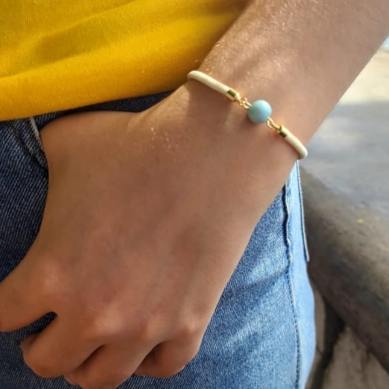 Pulsera Blanca de Larimar con Cordón Ajustable en Oro Laminado  Edición San Valentín