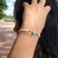 Cargar la imagen en la vista de la galería, Pulsera Blanca de Larimar con Cordón Ajustable en Oro Laminado  Edición San Valentín
