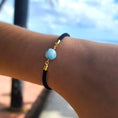 Cargar la imagen en la vista de la galería, Pulsera Negra de Larimar con Cordón Ajustable en Oro Laminado  Edición San Valentín
