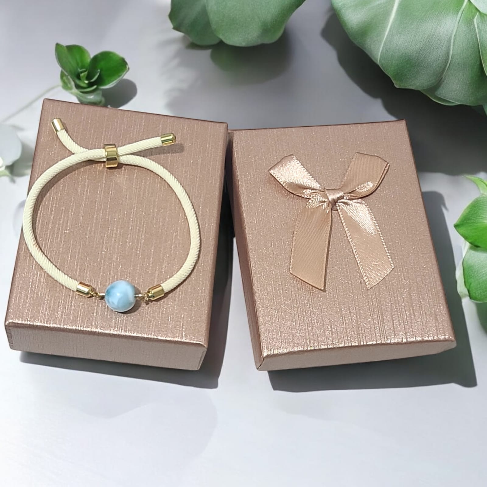 Pulsera Blanca de Larimar con Cordón Ajustable en Oro Laminado  Edición San Valentín