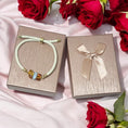 Cargar la imagen en la vista de la galería, Pulsera de Larimar y Ámbar con Cordón Ajustable Blanco y Detalles en Oro Laminado – Edición Especial San Valentín
