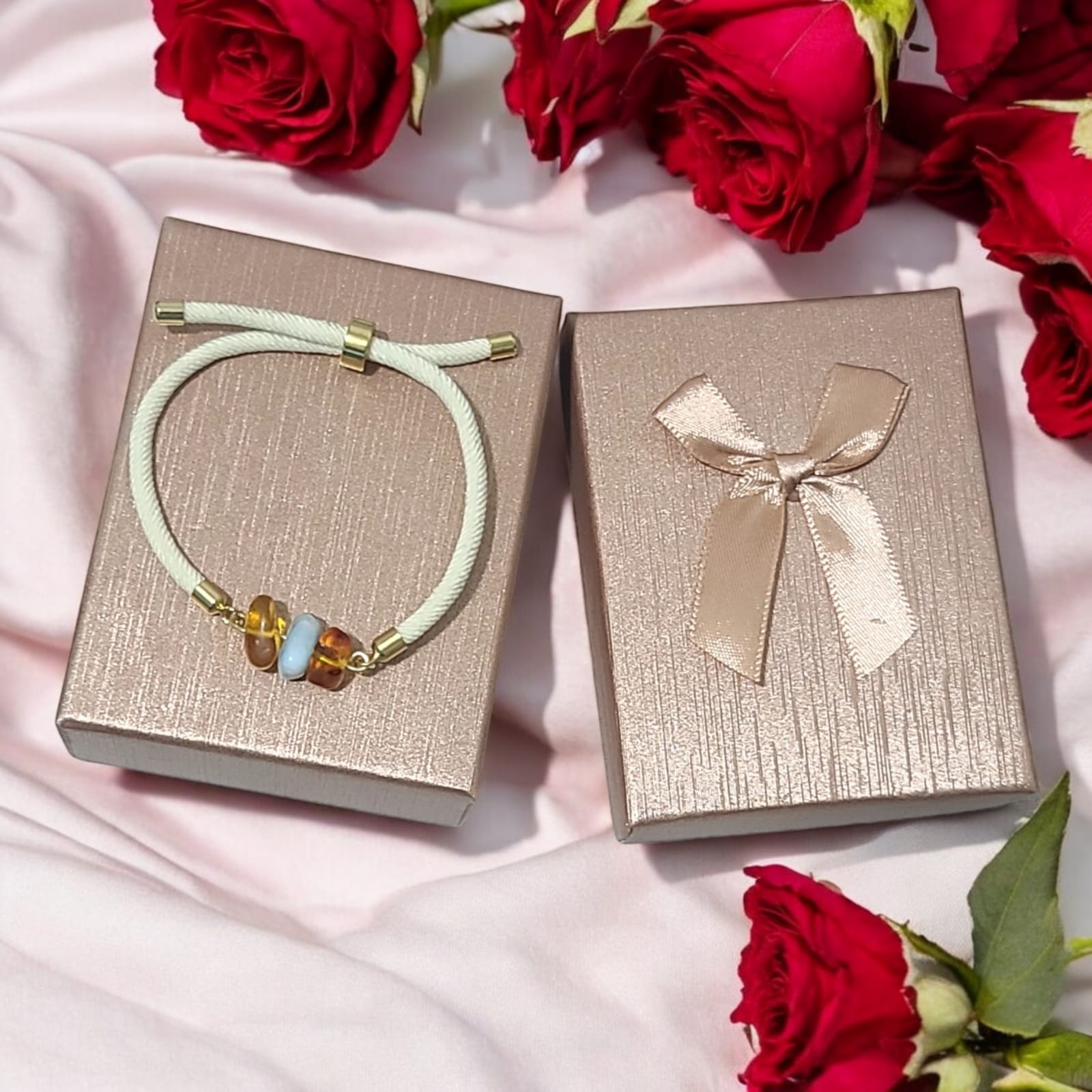 Pulsera de Larimar y Ámbar con Cordón Ajustable Blanco y Detalles en Oro Laminado – Edición Especial San Valentín