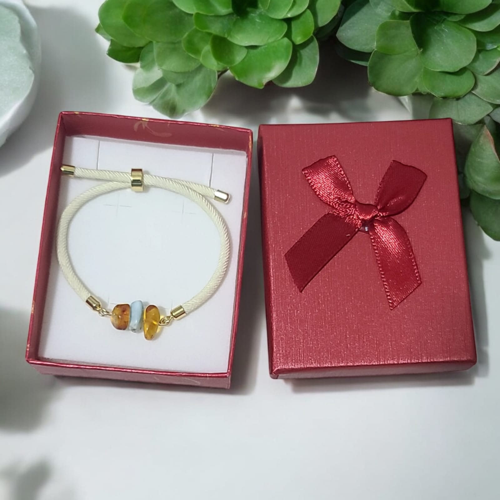 Pulsera de Larimar y Ámbar con Cordón Ajustable Blanco y Detalles en Oro Laminado – Edición Especial San Valentín