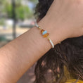 Cargar la imagen en la vista de la galería, Pulsera de Larimar y Ámbar con Cordón Ajustable Blanco y Detalles en Oro Laminado – Edición Especial San Valentín
