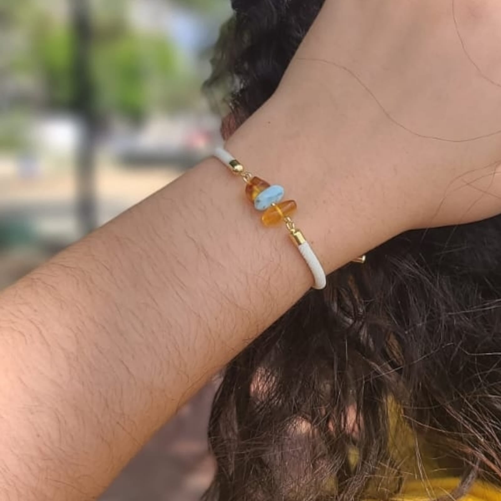 Pulsera de Larimar y Ámbar con Cordón Ajustable Blanco y Detalles en Oro Laminado – Edición Especial San Valentín