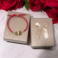 Cargar la imagen en la vista de la galería, Pulsera de Larimar y Ámbar con Cordón Ajustable Rojo y Detalles en Oro Laminado – Edición Especial San Valentín
