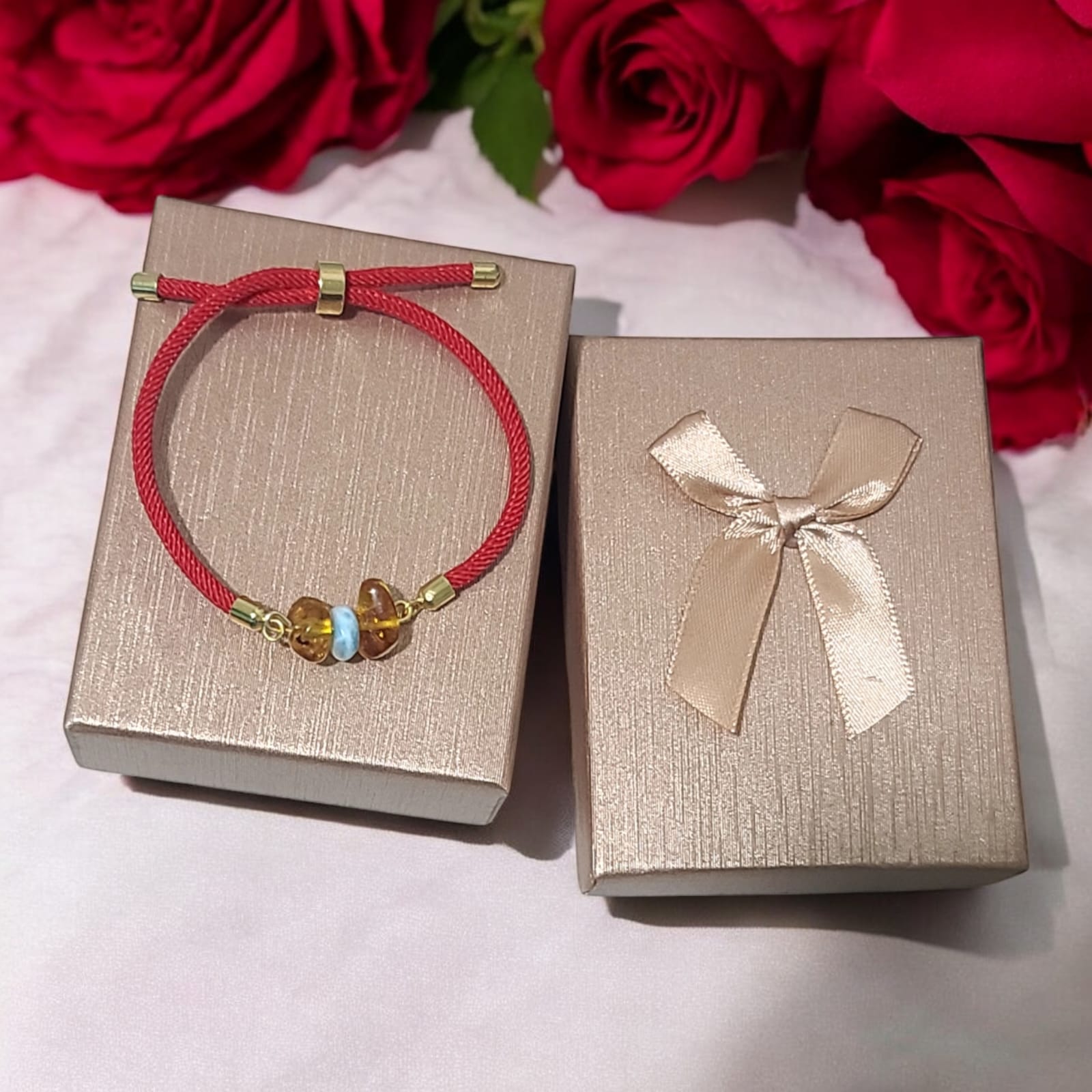 Pulsera de Larimar y Ámbar con Cordón Ajustable Rojo y Detalles en Oro Laminado – Edición Especial San Valentín