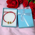 Cargar la imagen en la vista de la galería, Pulsera de Larimar y Ámbar con Cordón Ajustable Rojo y Detalles en Oro Laminado – Edición Especial San Valentín
