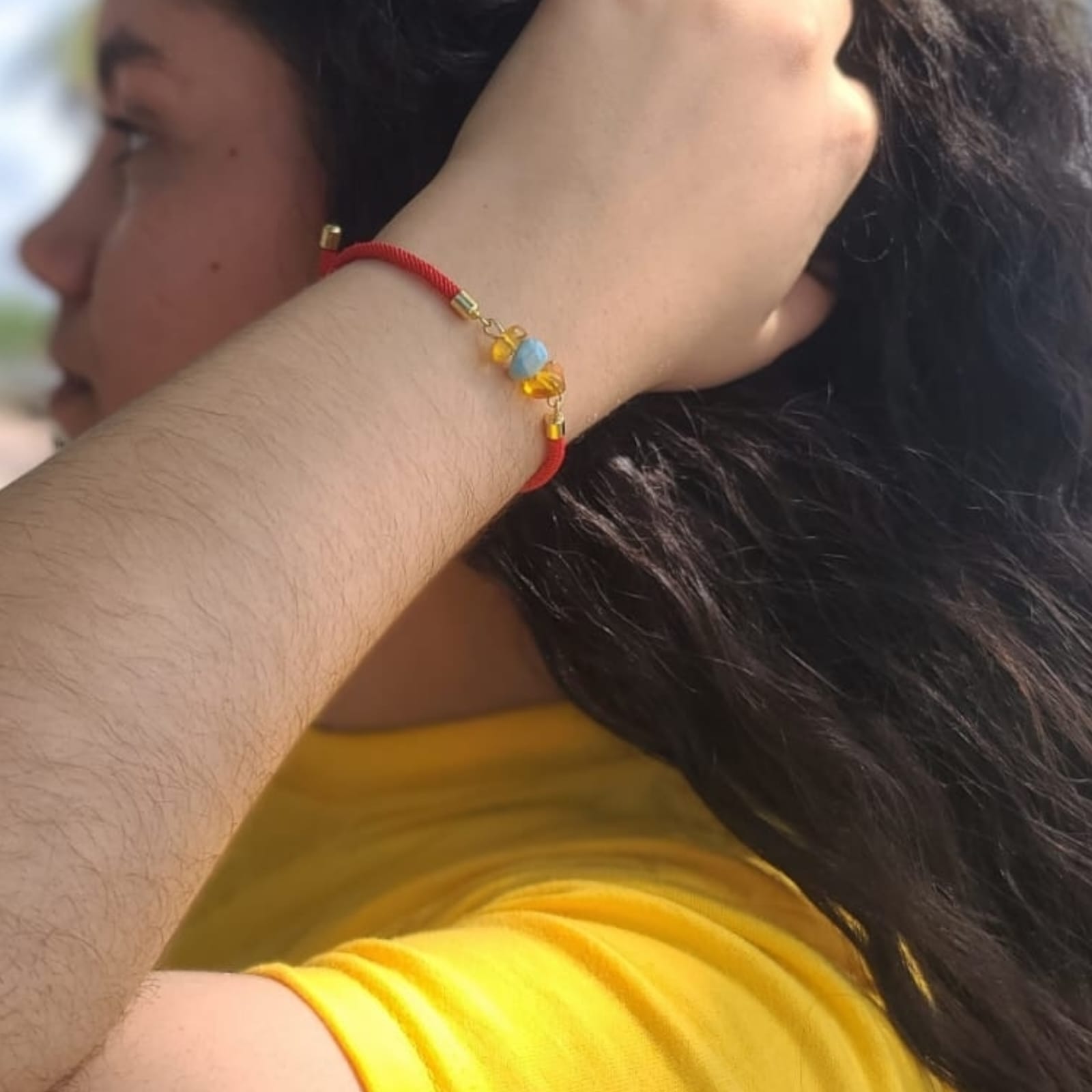 Pulsera de Larimar y Ámbar con Cordón Ajustable Rojo y Detalles en Oro Laminado – Edición Especial San Valentín