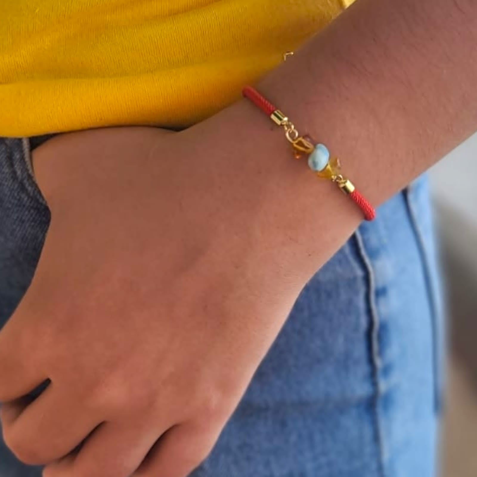 Pulsera de Larimar y Ámbar con Cordón Ajustable Rojo y Detalles en Oro Laminado – Edición Especial San Valentín