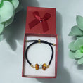 Cargar la imagen en la vista de la galería, Pulsera de Larimar y Ámbar con Cordón Ajustable Negro y Detalles en Oro Laminado – Edición Especial San Valentín
