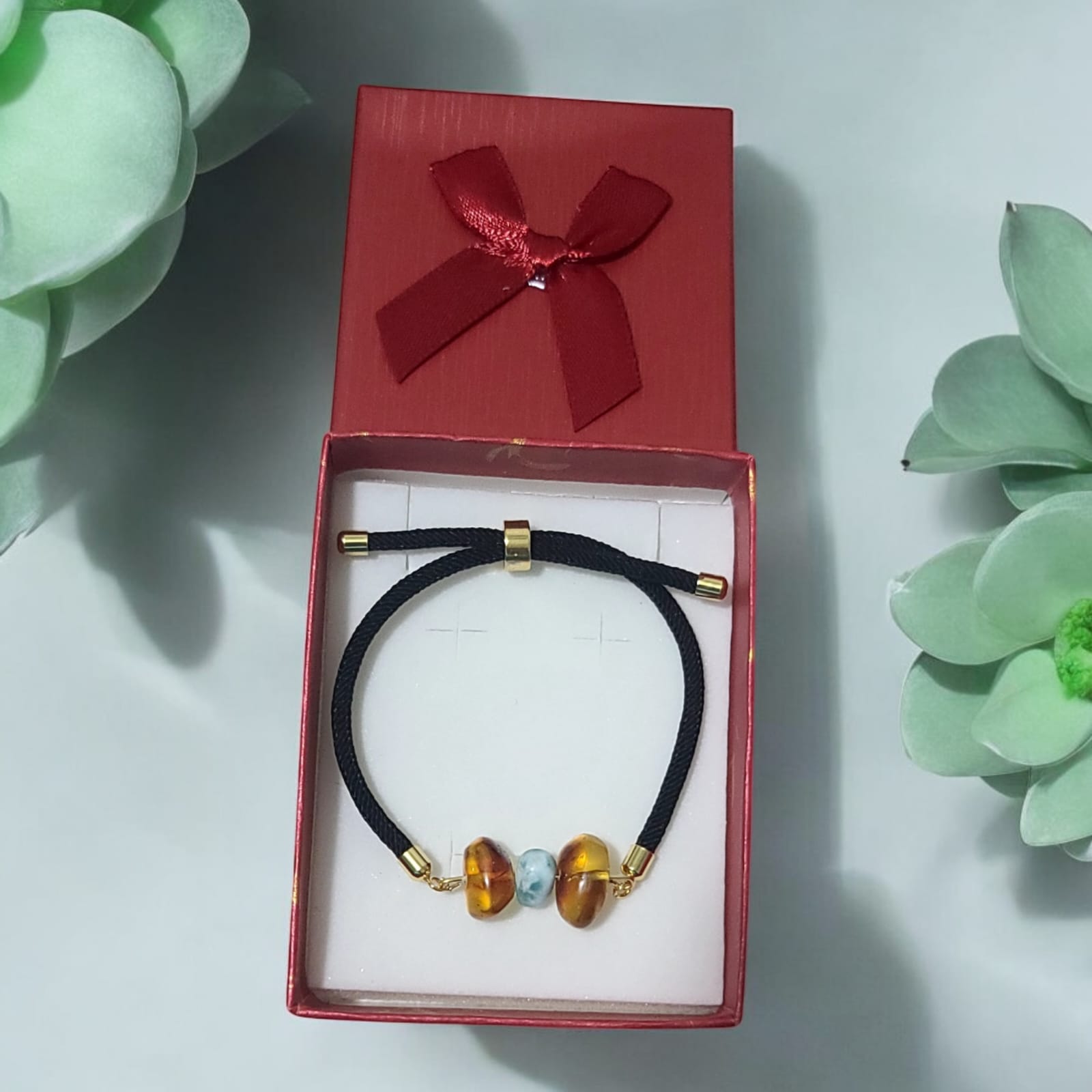 Pulsera de Larimar y Ámbar con Cordón Ajustable Negro y Detalles en Oro Laminado – Edición Especial San Valentín