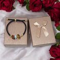 Cargar la imagen en la vista de la galería, Pulsera de Larimar y Ámbar con Cordón Ajustable Negro y Detalles en Oro Laminado – Edición Especial San Valentín
