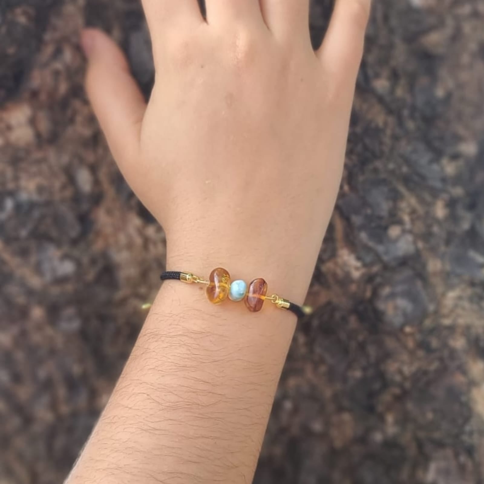 Pulsera de Larimar y Ámbar con Cordón Ajustable Negro y Detalles en Oro Laminado – Edición Especial San Valentín