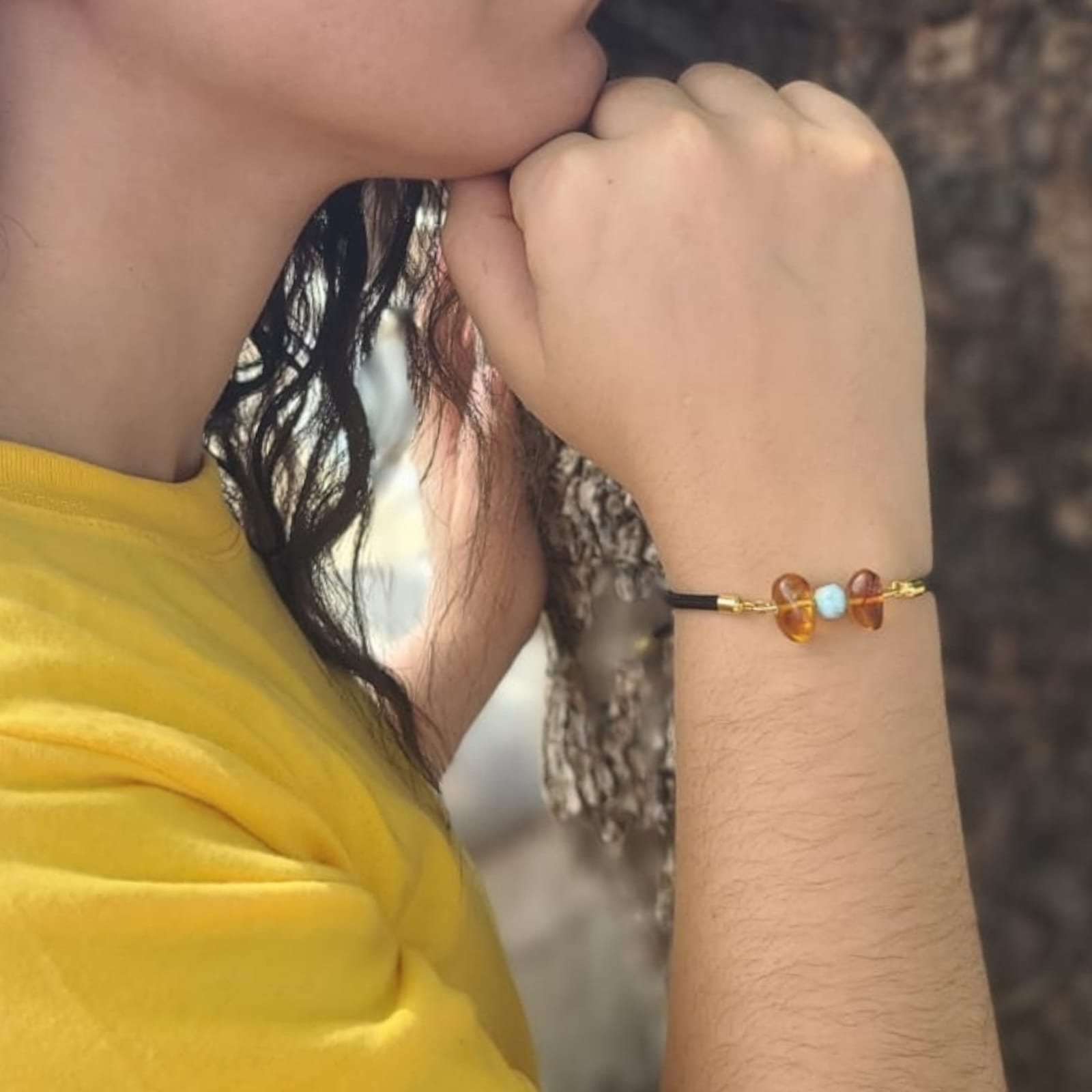 Pulsera de Larimar y Ámbar con Cordón Ajustable Negro y Detalles en Oro Laminado – Edición Especial San Valentín