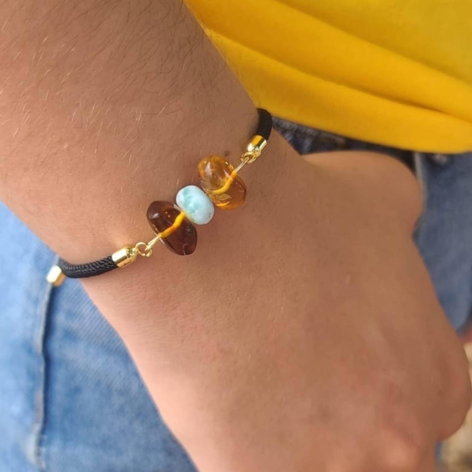 Pulsera de Larimar y Ámbar con Cordón Ajustable Negro y Detalles en Oro Laminado – Edición Especial San Valentín